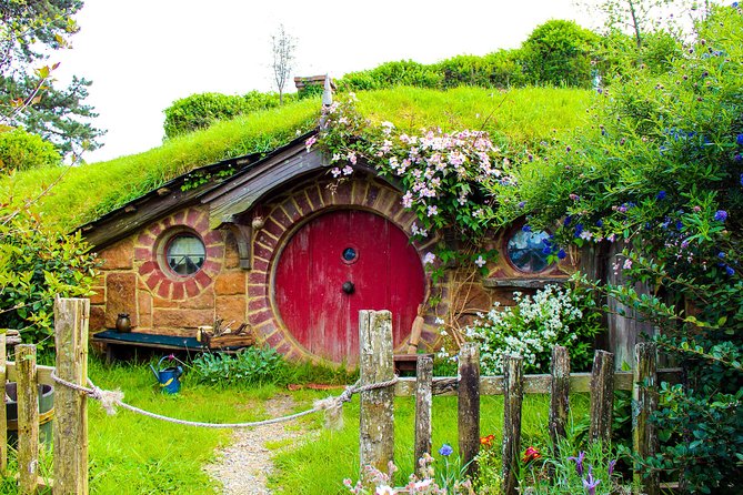 2 Day Waitomo Caves, Hobbiton Movie Set and Rotorua Tour from Auckland - The Māori evening show and hangi dinner: the part that sticks
