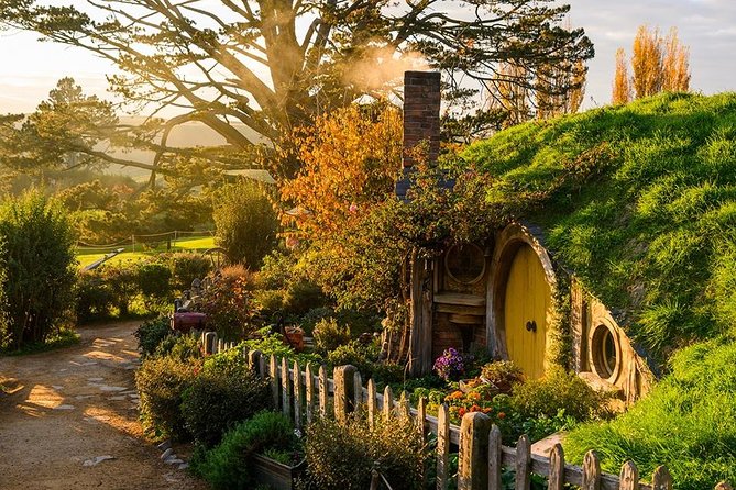 2 Day Waitomo Caves, Hobbiton Movie Set and Rotorua Tour from Auckland - Hobbiton Movie Set day: photo stops, hobbit holes, and lunch at the Green Dragon