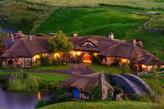 2 Day Waitomo Caves, Hobbiton Movie Set and Rotorua Tour from Auckland - Auckland pickup and coach logistics you should plan for