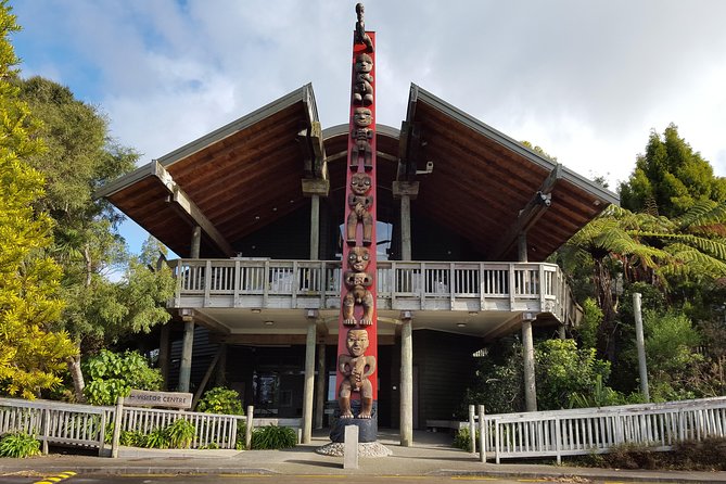 Afternoon Piha Beach and Rainforest Tour from Auckland - Arataki Visitor Centre: Māori carvings and ocean viewpoints before the walk