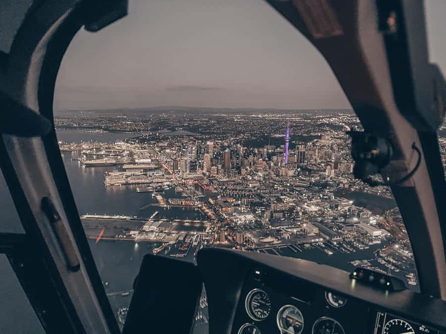 Auckland: 20min Helicopter scenic flight - City & Volcanoes - City Highlights: Harbour Bridge, Viaduct, Eden Park, and Sky Tower