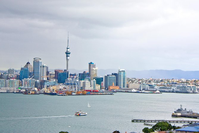 Auckland City Highlights, Afternoon Piha Beach & Rainforest Tour - Arataki Visitor Centre: Maori carvings, harbor views, and the doorway to the Waitakere Ranges
