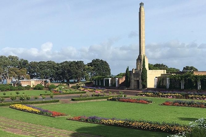 Auckland City Private Tour for Couples. Be chauffeur driven with added extras. - Mount Eden and Auckland Museum: fast views, easy context