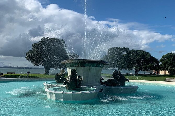 Auckland City Tour — One Day The Ultimate Auckland Experience - Mission Bay and MJ Savage Memorial Park (Bastion Point): the sea meets the skyline