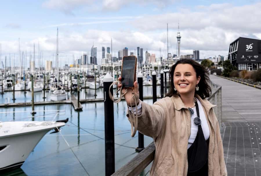 Auckland: GoGuided Auckland City Tour - How the host-driver + audio guide pairing works