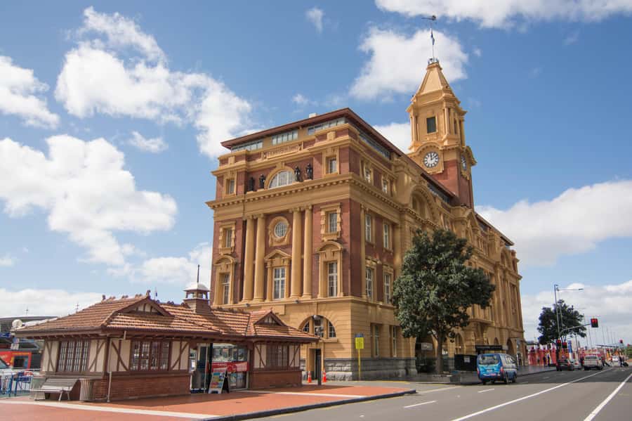 Auckland: Guided Small Group City Discovery Tour - Harbour Bridge and the North Shore Beach Moment