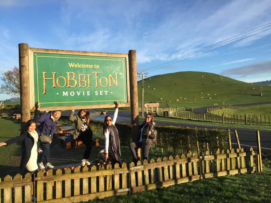 Auckland: Hobbiton and Rotorua Day Tour including Te Puia - Rotorua highlights: lakes, gardens, and the old thermal story