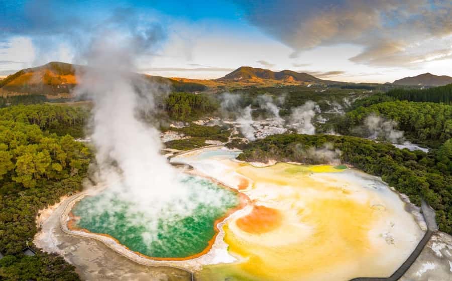 Auckland: Hobbiton, Rotorua and Wai-O-Tapu Day Tour - A single day that mixes Middle-earth, hot springs, and city stops