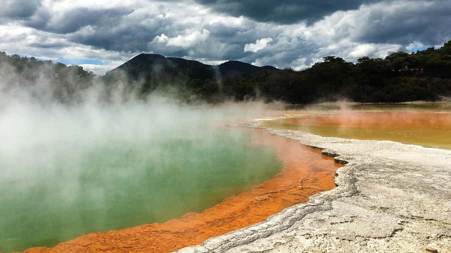 Auckland: Hobbiton, Rotorua and Wai-O-Tapu Day Tour - Wai-O-Tapu Geothermal Wonderland: Champagne Pool, Devil’s Bath, and the sulfur reality