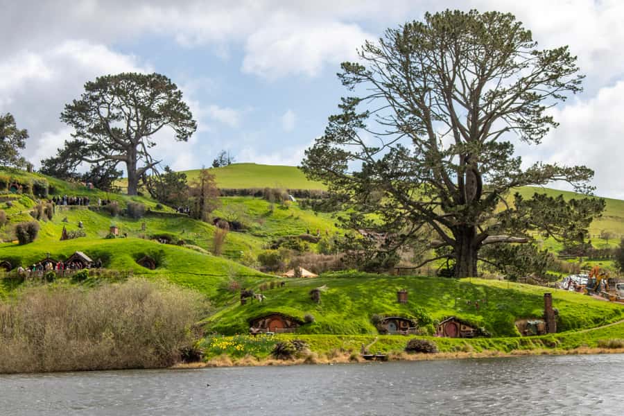 Auckland: Hobbiton & Waitomo Caves Small-Group Tour & Lunch - Key highlights worth planning around