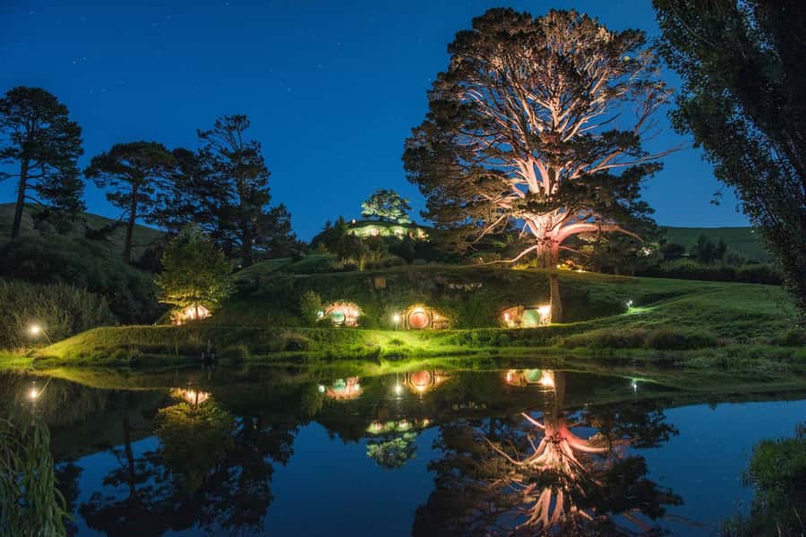 Auckland: Hobbiton & Waitomo Glow Worm Caves Private Tour - Green Dragon Inn drink and lunch timing
