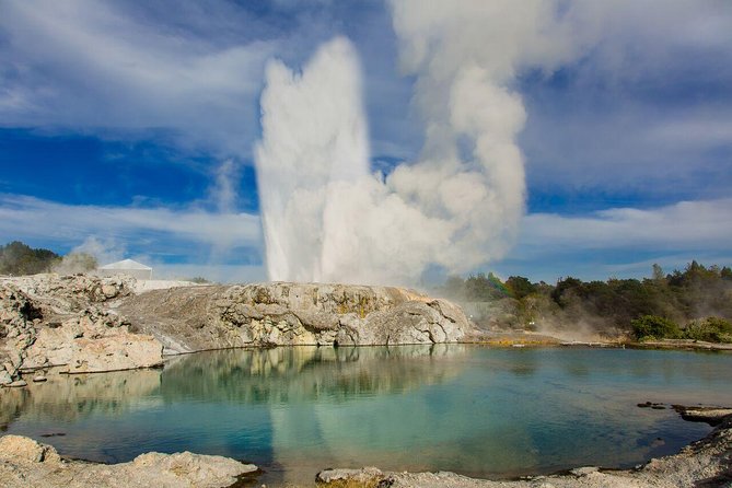 Auckland to Hobbiton Movie Set and Rotorua's Geothermal Valley - Key points before you go