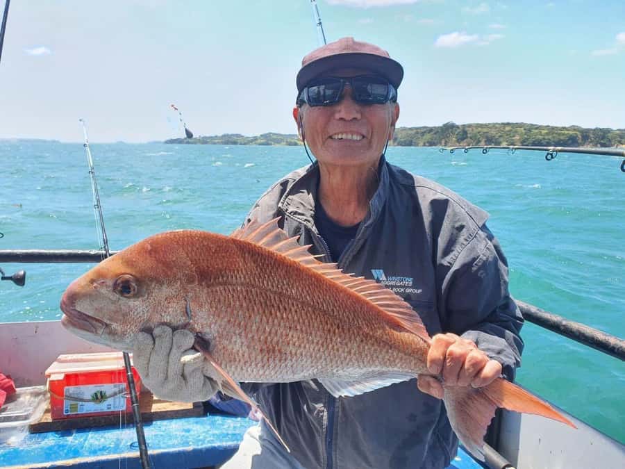 Auckland: Twilight Fishing Charter 5pm - 9:30pm - Why the crew matters, and how to get the most out of them