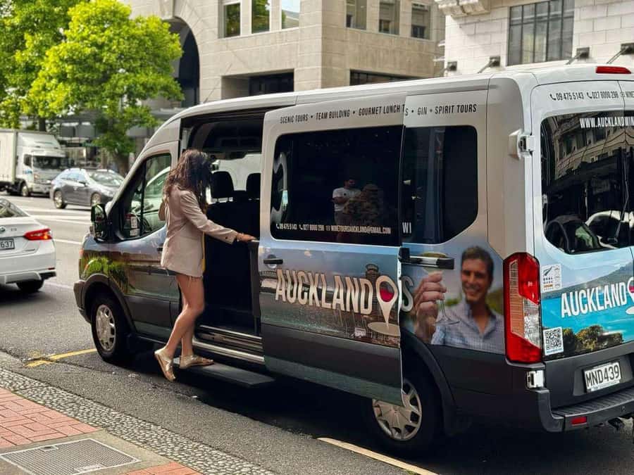 Auckland: Wine region tour with tastings and gourmet lunch - Crossing the Harbour Bridge, then switching to wine-country mode