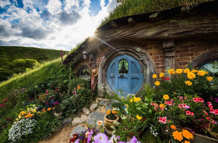 From Auckland: Hobbiton & Hamilton Gardens Small Group Tour - Hamilton Gardens: How to Walk the Italian, Japanese, and Indian Zones Without Feeling Rushed