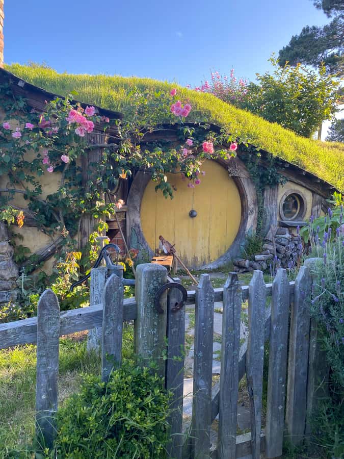 From Auckland: Hobbiton & Hamilton Gardens Small Group Tour - The 2.5-Hour Hobbiton Guided Tour on a 1,250-Acre Sheep Farm
