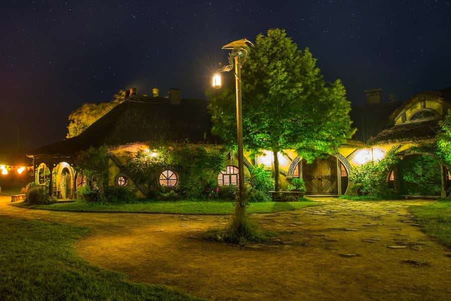 From Auckland: Hobbiton Movie Set Full-Day Small-Group Trip - Meals and weather: plan your comfort, not just your schedule