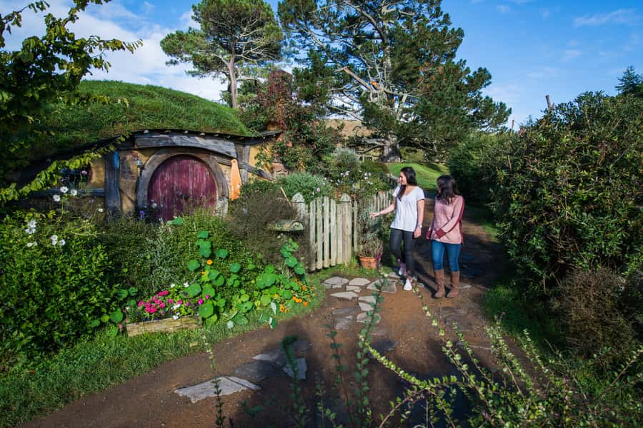 From Auckland: Hobbiton Movie Set Trip with Guided Tour - The Green Dragon Inn stop: included drink, plus why timing matters