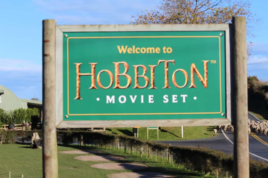From Auckland: Hobbiton & Rotorua Tour with Lunch at Te Puia - Hobbiton Movie Set: the 2.5-hour guided tour and the parts that feel real