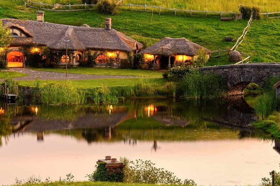 From Auckland: Hobbiton & Waitomo Caves Full-Day Trip - Hobbiton Movie Set: more than movie souvenirs