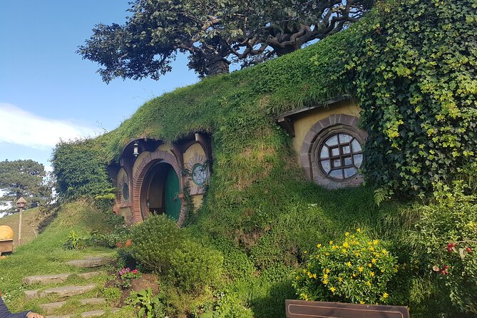 Hobbiton Afternoon Tour in Luxury Minibus from Auckland - Hobbiton Movie Set: what the 2-hour guided walk does best