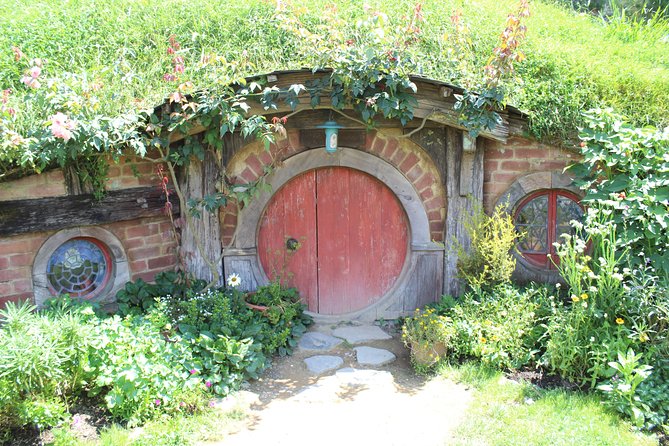 Hobbiton Afternoon Tour in Luxury Minibus from Auckland - Green Dragon Inn drink: the small stop that makes it feel like the story