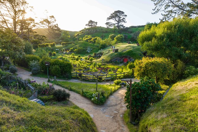 Hobbiton Movie Set and Hamilton Gardens Small Group-from Auckland - Auckland pickup, WiFi, and the comfort stuff you actually notice