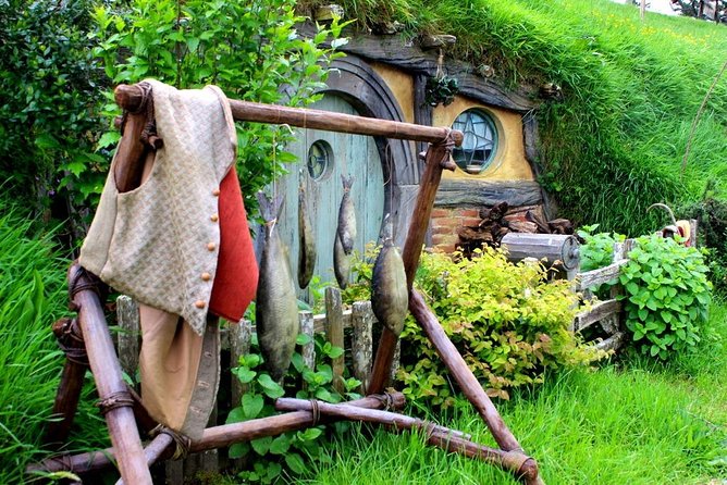 Hobbiton Movie Set Group Tour Early Access (Avoid the crowds!) - Green Dragon Inn snacks and a drink, plus bottled water