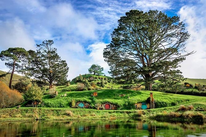 Hobbiton Movie set & Waitomo Caves Small Group Tour From Auckland - From Auckland City Center to Hobbiton: Comfort for a Long Morning
