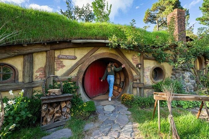 Hobbiton Movie Set & Waitomo Glow Worm Caves Private Tour - Key things you will notice on this private combo tour