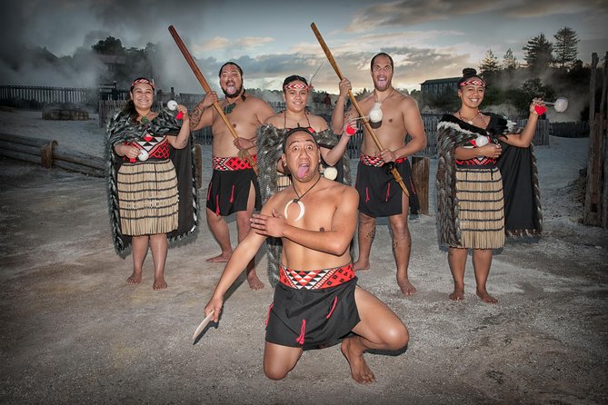 Hobbiton & Rotorua Living Māori Village Private Tour Ex-Auckland - Whakarewarewa Living Māori Village: seeing geothermal life up close