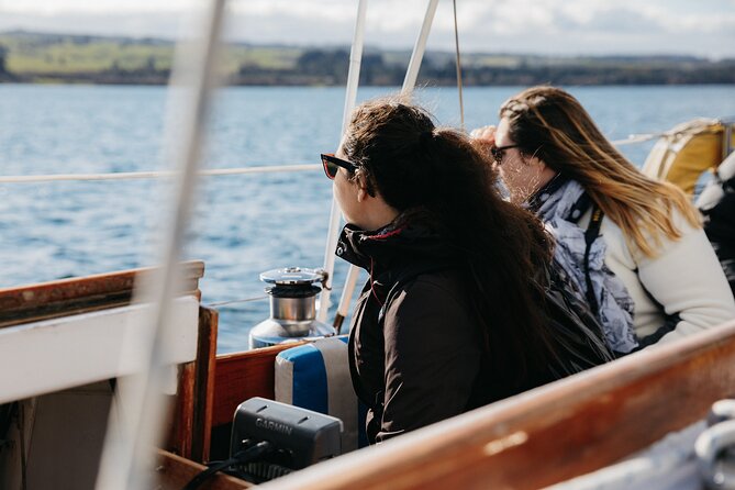 Lake Taupō Private Day Tour from Auckland to Māori Rock Carvings - Huka Honey Hive: tastings, live beehives, and honey ice cream