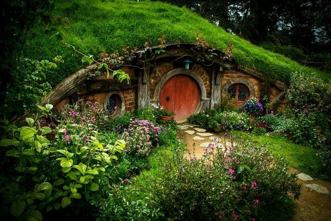 Luxury Small group tour from Auckland to Hobbiton Movie Set - Lunch and small onboard extras that protect your budget