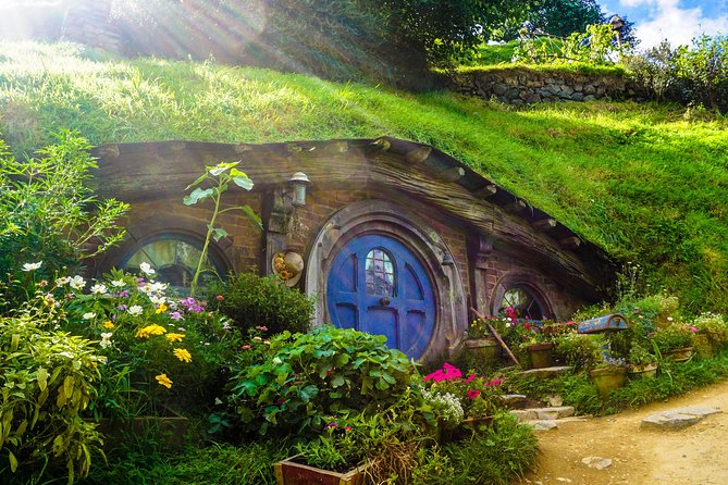 Luxury Small group tour from Auckland to Hobbiton Movie Set - What you are really buying with a small-group luxury style
