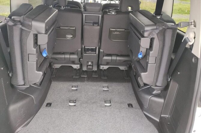 Private Auckland Airport Transfer: to/from City Hotels in Minivan - Flight tracking and meet-and-greet: what it means for you