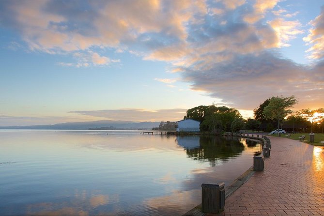 Private Full-Day Rotorua Tour from Auckland - Pikirangi Māori Village and the Rotorua government center stop