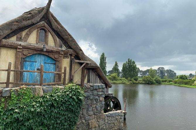Private Luxury Tour to Hobbiton Movie Set & Waitimo Glowworm Cave - Private Auckland to Hobbiton and Waitomo: the smart way to do two big stops