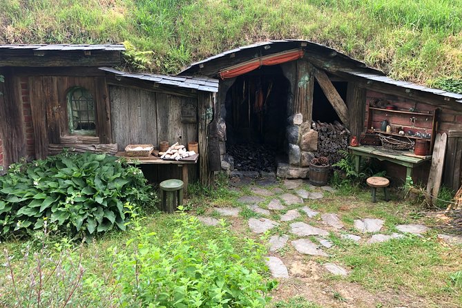 Private Luxury Tour to Hobbiton Movie Set & Waitimo Glowworm Cave - Private guide style: what you might get from Black Car Transfers and Tours