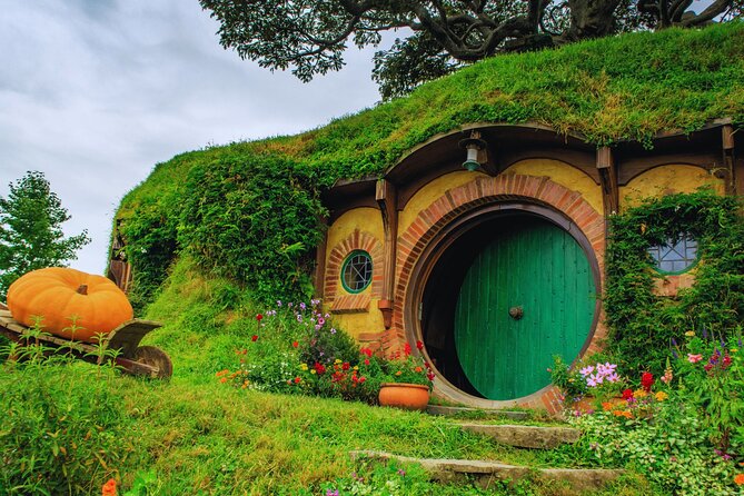 Private Tour: Hobbiton Movie Set, Rotorua Mud Pool & Treewalk - Lunch on the move: the packed lunch special that keeps your day smooth