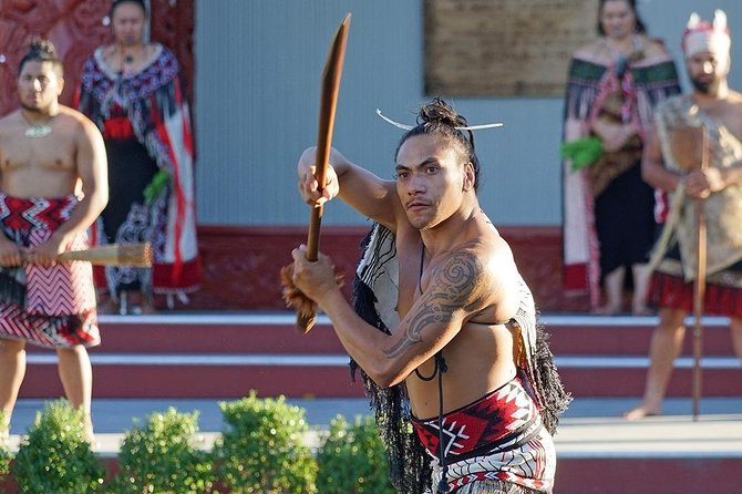 Rotorua Highlights Tour inc. Te Puia Tour, Lunch & Cultural Show - Te Puia geothermal and Māori culture: where the day earns its name