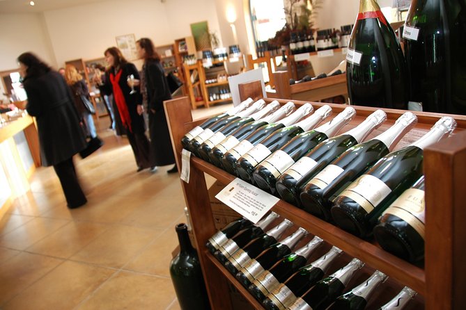 Small-Group Kumeu Wine Country Tour with Wine Tastings & Lunch - Why Kumeu feels like a local wine escape from Auckland