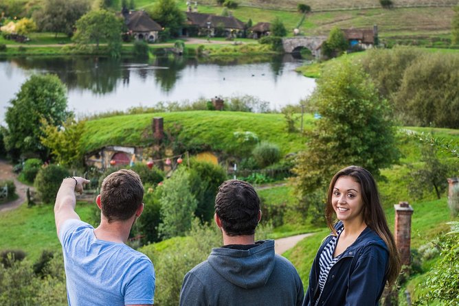 The Hobbiton Movie Set Small-Group Guided Tour from Auckland - Hobbit Holes and the Double Arched Bridge: your photo game plan