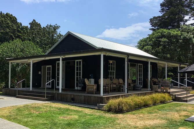 Waiheke Island Experience Tour - Oneroa to Onetangi: the best kind of scenic drive